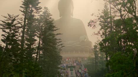 Zeitraffer-von-Touristen-Klettern-um-riesigen-Tian-Tan-Buddha-zu-besuchen