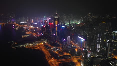 noche-iluminada-hong-kong-centro-de-la-ciudad-tráfico-panorama-aéreo-Bahía-4k