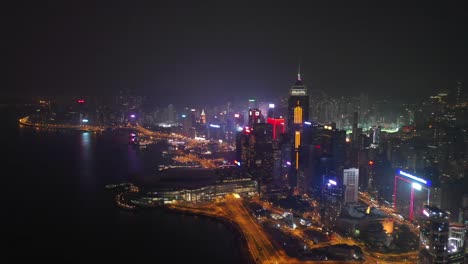 noche-iluminada-hong-kong-centro-de-la-ciudad-tráfico-panorama-aéreo-Bahía-4k