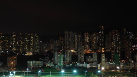 antena-complejo-y-famoso-estadio-en-ciudad-noche-tiempo-iluminación-panorama-4k-hong-kong