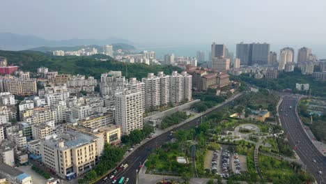 hora-del-atardecer-hainan-isla-sanya-tráfico-calle-panorama-aéreo-4k-china