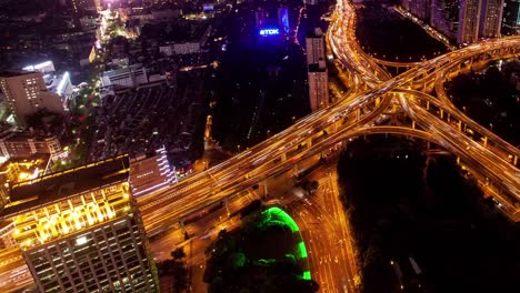 TL,-WS-hora-pico-de-tráfico-en-varias-autopistas-y-flyovers-at-night-Shanghai,-China