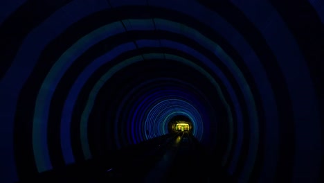 Fahren-Sie-durch-den-tunnel