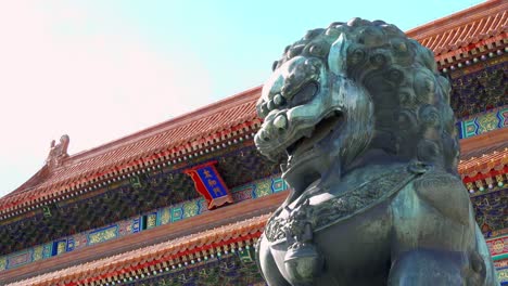 Löwe-aus-Bronze-vor-der-Halle-der-höchsten-Harmonie-in-Peking-verbotene-Stadt