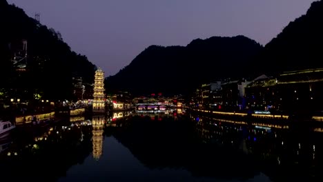 Nachtansicht-des-historischen-Zentrum-von-Fenghuang-Stadt,-China