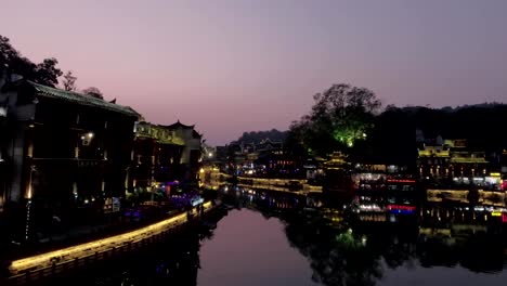 Ciudad-antigua-de-Fenghuang-en-la-noche