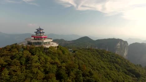 Tianmen-Shan-templo-en-la-cima-de-la-montaña-Tianmen