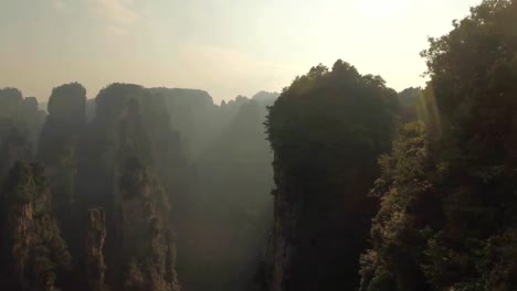 Pilares-de-Karst-en-el-Parque-Nacional-Wulingyuan-en-Zhangjiajie