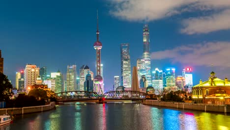 Time-lapse-of-Shanghai-bund-Garden-bridge-at-skyline