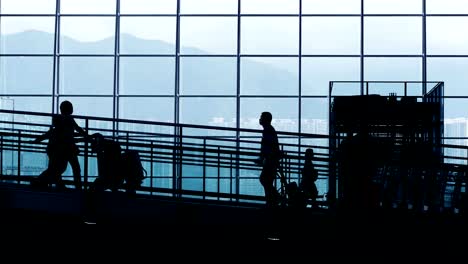 Siluetas-de-los-viajeros-en-el-aeropuerto.