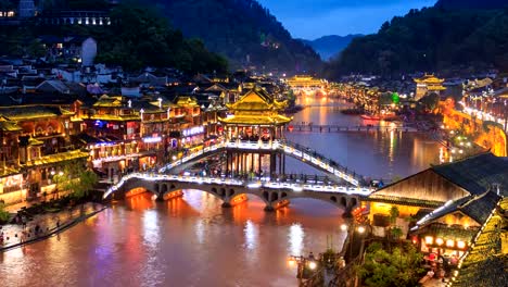 Ciudad-antigua-hermoso-Condado-de-Fenghuang-de-la-provincia-de-Hunan,-China-4K-día-a-noche-Time-Lapse