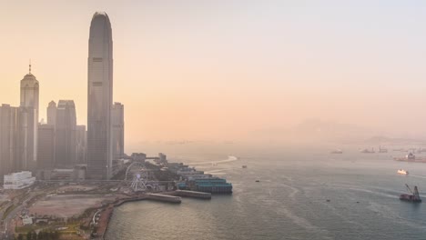 panorama-de-Bahía-del-centro-de-China-hong-kong-al-atardecer-en-la-azotea-mundial-comercio-4k-lapso-de-tiempo