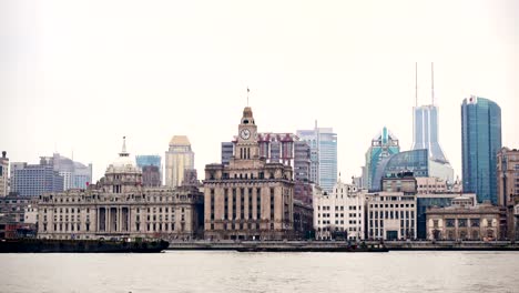 Flussschiffen-auf-dem-Huangpu-Fluss-und-im-Hintergrund-die-Skyline-des-nördlichen-Teils-von-Puxi