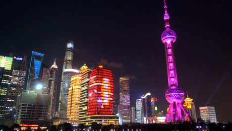 Vista-del-Skyline-de-Shanghai-en-la-noche.-Torre-perla-oriental-y-el-río-Huangpu.