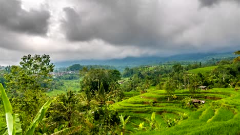 Terraza-de-arroz-y-lapso-de-tiempo-cambiante-de-las-nubes