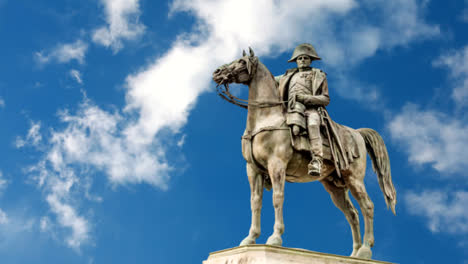 Estatua-del-caballo-de-Napoleón-en-Francia-de-Montereau-falla-Yonne