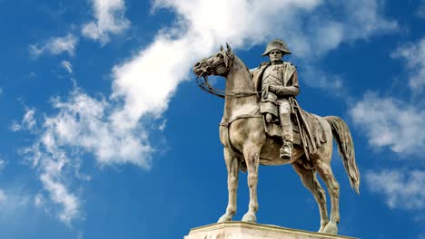 Estatua-del-caballo-de-Napoleón-en-Francia-de-Montereau-falla-Yonne