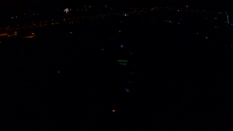 Fuegos-artificiales-de-año-nuevo-en-el-pueblo.-Video-de-una-visión-del-pueblo-en-la-víspera-de-año-nuevo