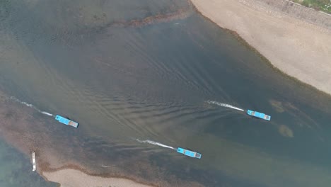 Segelboot-läuft-entlang-des-Flusses.-Luftaufnahme-der-Li-Fluss-schwimmende-Boote-und-Karstberge.-In-der-Nähe-der-antiken-Stadt-Xingping,-Yangshuo-County,-Stadt-Guilin,-Provinz-Guangxi,-China.