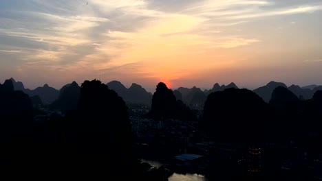 Sonnenuntergang-mit-den-Bergen-in-Guilin-china