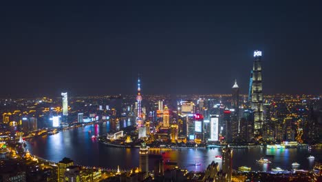 China-Nachtzeit-beleuchtet-berühmten-shanghai-Pudong-Huangpu-Fluss-Stadtbild-aerial-Panorama-4k-Zeitraffer