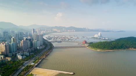 China-día-soleado-zhuhai-paisaje-urbano-Bahía-ópera-isla-aérea-panorama-4k-lapso-de-tiempo