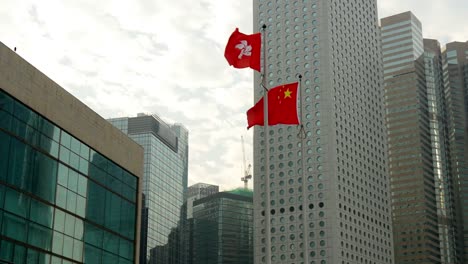 Tag-Zeit-Hongkong-downtown-Gebäude-vorderen-Flagge-Panorama-4k