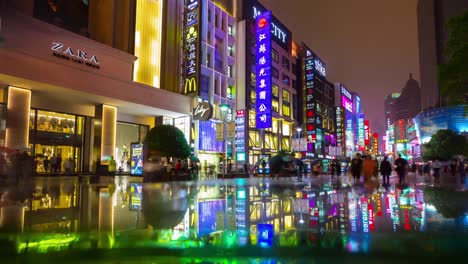 reflejo-de-noche-Shangai-peatonal-comercial-nanjing-road-4k-timelapse-china