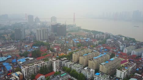 China-día-tiempo-wuhan-paisaje-famoso-puente-fluvial-aéreo-panorama-4k