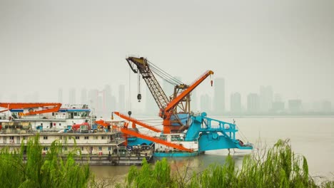 Tageszeit-Wuhan-Yangtze-Fluss-Industriebau-Kran-Panorama-4-k-Zeit-hinfällig,-china