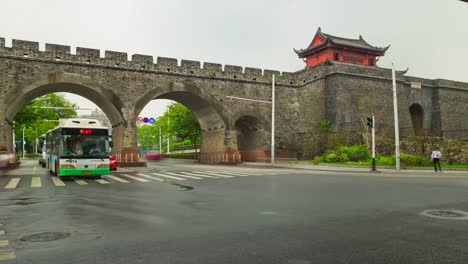 Wuhan-ciudad-día-tiempo-fort-qiyimen-templo-puerta-tráfico-cruce-panorama-4-tiempo-k-caer-china