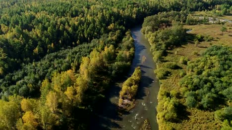 Footage-Luftbild-Drohne:-Flug-über-die-herbstliche-Bergwelt-und-Flüsschen-mit-Wäldern-im-Sonnenaufgang-weiches-Licht.-Majestätischen-Landschaft.