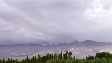 4K-Definition-von-Wolken-Zeitraffer-in-das-Himalaya-Gebirge-in-der-Stadt-Leh,-Ladakh-Region.