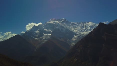 Amanecer-sobre-el-pico-en-la-Cordillera-del-Himalaya,-Nepal