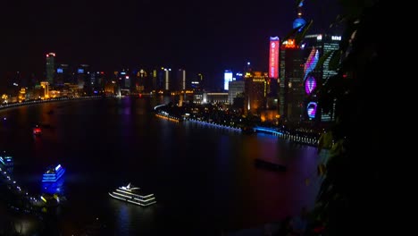 nächtliche-shanghai-Hotel-Rooftop-Bar-Terrasse-am-Flussufer-Ansicht-4k-china