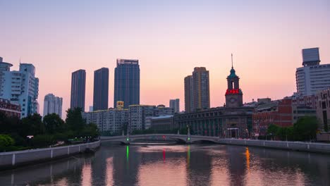 puesta-de-sol-cielo-de-Shangai-panorama-fluvial-urbano-4k-china-de-lapso-de-tiempo