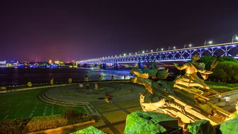 Nacht-beleuchtet-Wuhan-riverside-Denkmal-Dayu-Shenhua-Brücke-Blick-Punkt-Panorama-4k-Zeit-verfallen-China