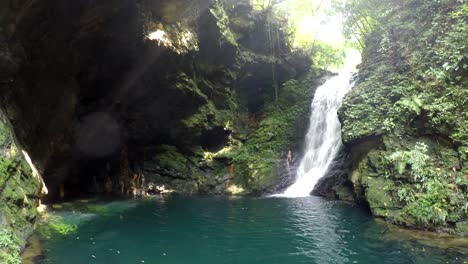 Berg-Wasserfall-fließt-zwischen-Felsen