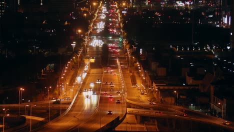 Tráfico-en-la-ciudad-moderna-de-noche