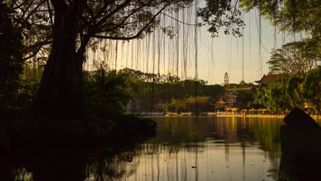 China-zhuhai-luz-puesta-del-sol-famosa-nueva-nuanming-Parque-Lago-panorama-4k-timelapse