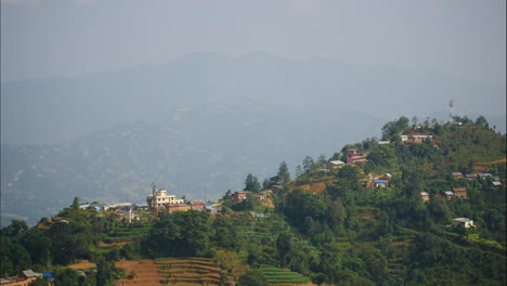 Sonnenuntergang-über-dem-Tal-in-den-Bergen-des-Himalaya,-Nepal