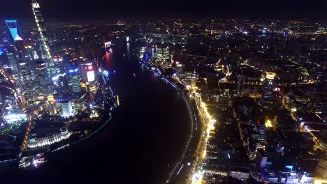 Aérea-vista-de-Downtown-Shanghai-por-la-noche-en-China.