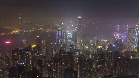 Iluminados-Hong-Kong-Skyline-por-la-noche.-Lapso-de-tiempo-panorámica-horizontal.-Vista-desde-el-Pico-Victoria.