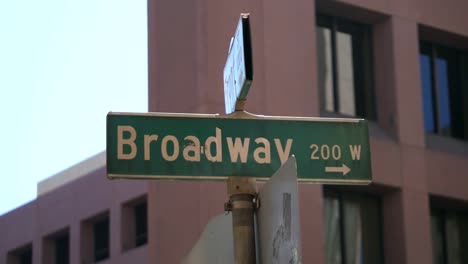 Broadway-Straßenschild-in-4k