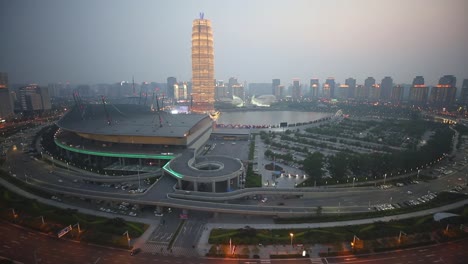 Städtischen-Skyline-bestehend-aus-kreisförmigen-Straßen-und-einem-Turm-bei-Sonnenuntergang