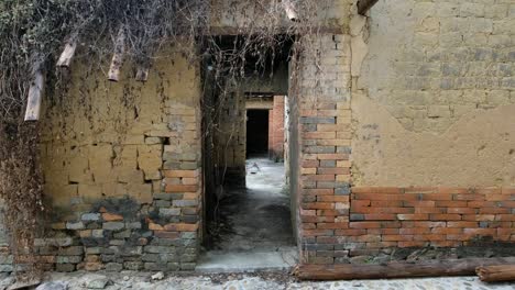Pueblo-antiguo-de-paredes-puertas-de-interior-en-china