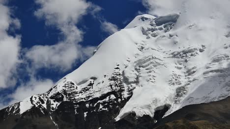 Schneebedeckte-Gipfel-und-blauer-Himmel-mit-Wolken-im-Himalaya-Gebirge-Tibet