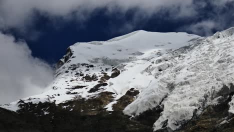 Schneebedeckte-Gipfel-und-blauer-Himmel-mit-Wolken-im-Himalaya-Gebirge-Tibet