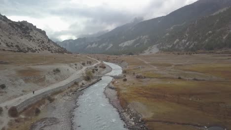 Río-en-Himalaya-gama-Nepal-de-vista-aérea-de-abejón