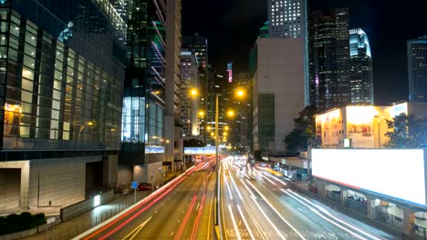 Tráfico-urbano-en-la-ciudad-la-noche-con-las-luces-de-la-racha,-lapso-de-tiempo